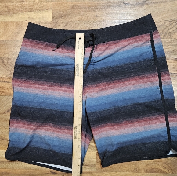 Travis Mathew Board Shorts Men’s Size 34 Striped Swim Trunks Drawstring - Picture 5 of 7